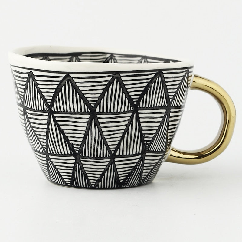 Avelena | Tasse mit abstraktem geometrischem Muster und goldenem Henkel