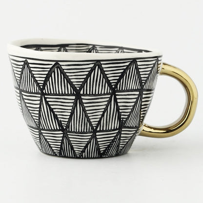 Avelena | Tasse mit abstraktem geometrischem Muster und goldenem Henkel
