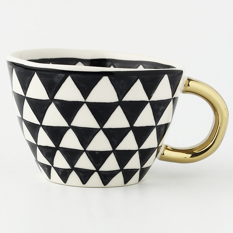 Avelena | Tasse mit abstraktem geometrischem Muster und goldenem Henkel
