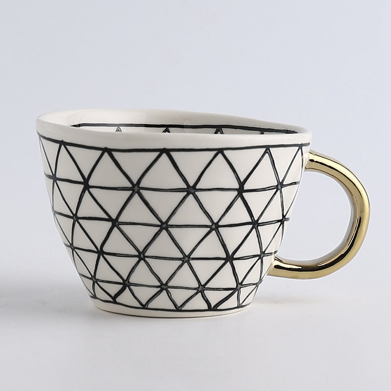 Avelena | Tasse mit abstraktem geometrischem Muster und goldenem Henkel