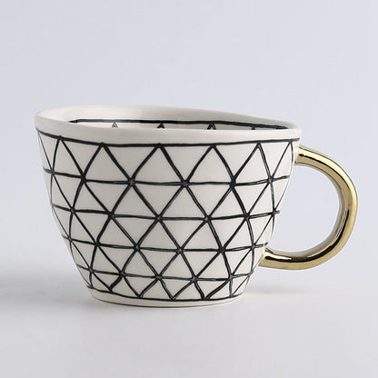 Avelena | Tasse mit abstraktem geometrischem Muster und goldenem Henkel