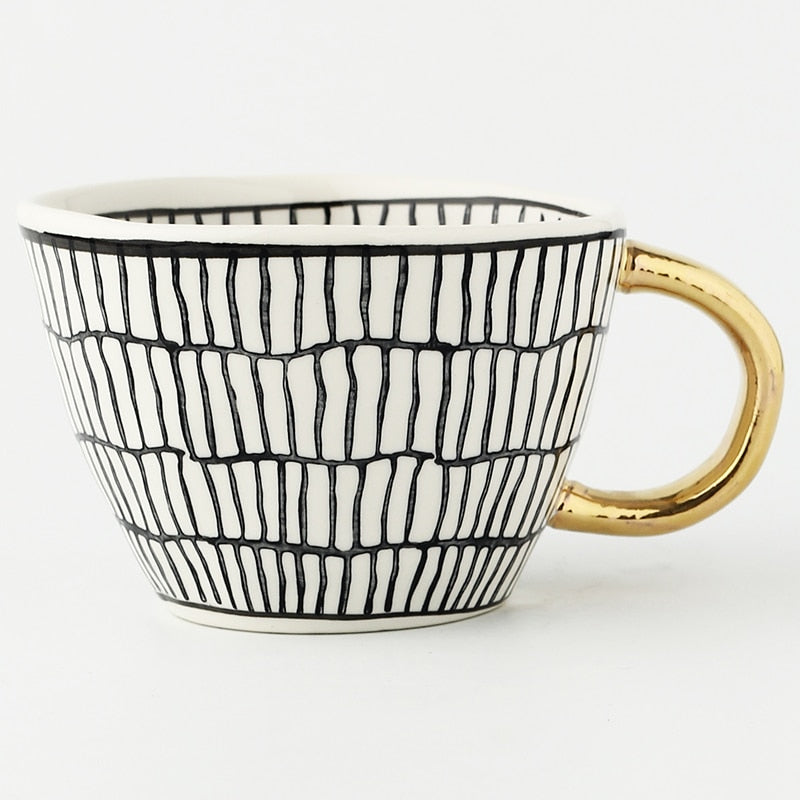 Avelena | Tasse mit abstraktem geometrischem Muster und goldenem Henkel