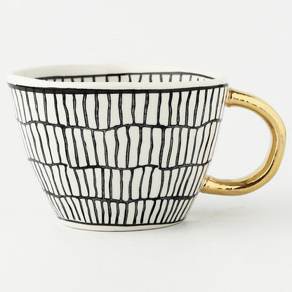 Avelena | Tasse mit abstraktem geometrischem Muster und goldenem Henkel