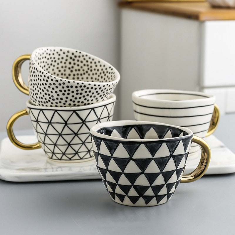 Avelena | Tasse mit abstraktem geometrischem Muster und goldenem Henkel