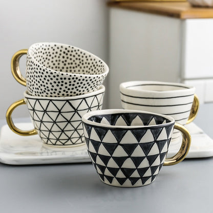 Avelena | Tasse mit abstraktem geometrischem Muster und goldenem Henkel