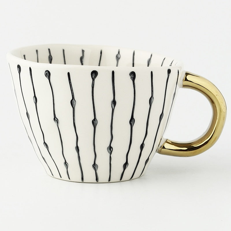 Avelena | Tasse mit abstraktem geometrischem Muster und goldenem Henkel
