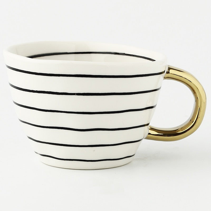 Avelena | Tasse mit abstraktem geometrischem Muster und goldenem Henkel