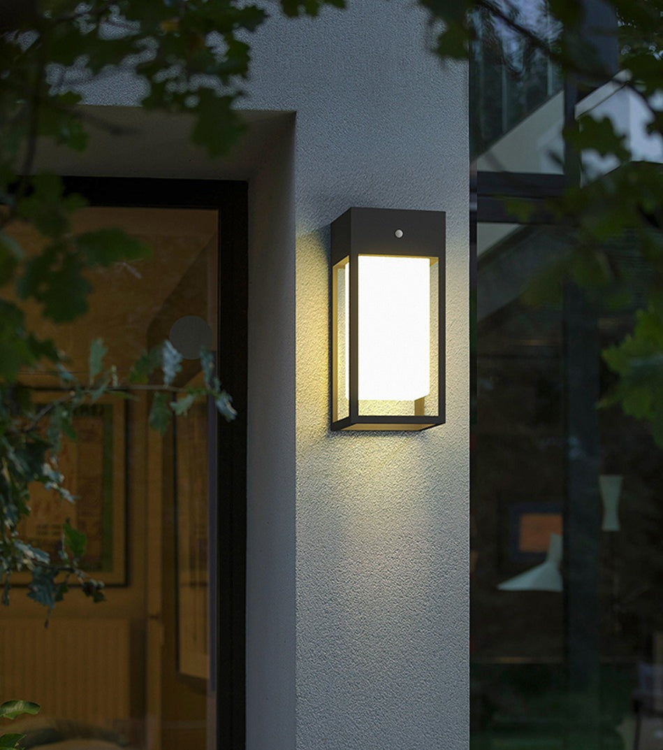 Avelena | SolarAura – Smarte Solar-Wandleuchte für den Garten