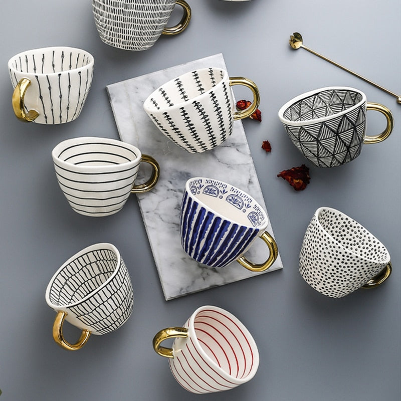 Avelena | Tasse mit abstraktem geometrischem Muster und goldenem Henkel