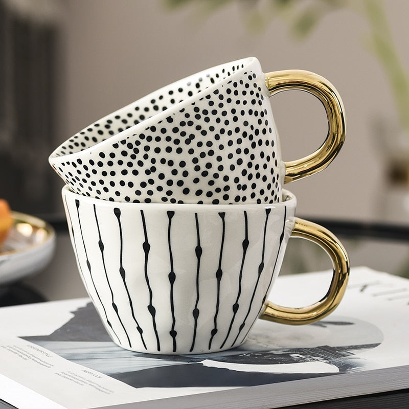 Avelena | Tasse mit abstraktem geometrischem Muster und goldenem Henkel