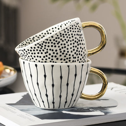 Avelena | Tasse mit abstraktem geometrischem Muster und goldenem Henkel