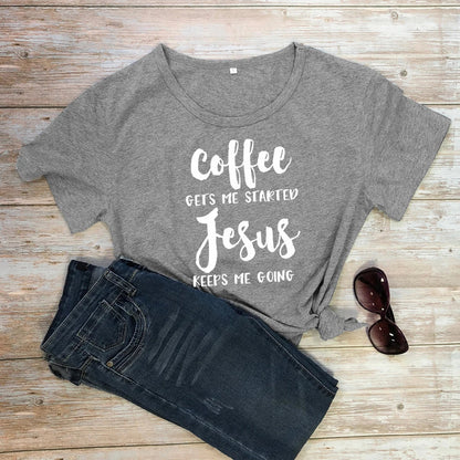 Avelena | Kaffee Bringt Mich In Schwung Jesus Hält Mich Am Laufen Damen T-Shirt