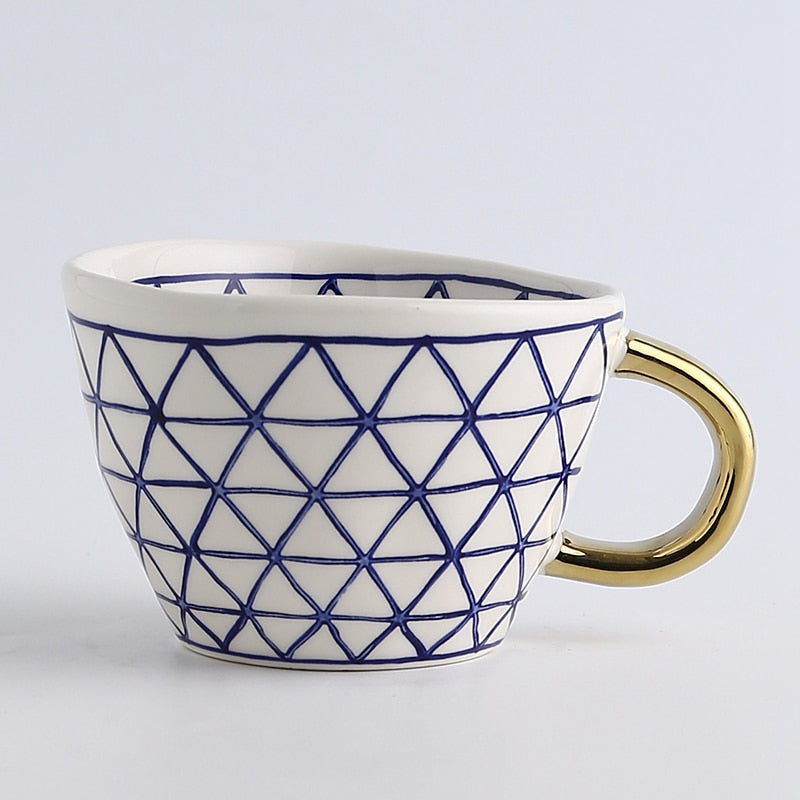 Avelena | Tasse mit abstraktem geometrischem Muster und goldenem Henkel
