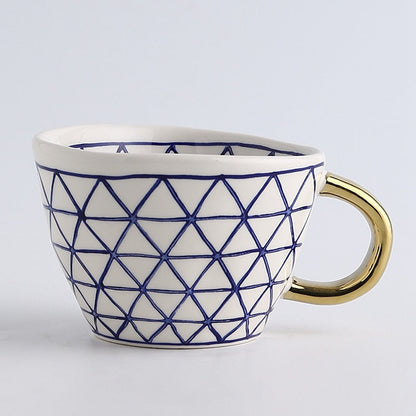 Avelena | Tasse mit abstraktem geometrischem Muster und goldenem Henkel