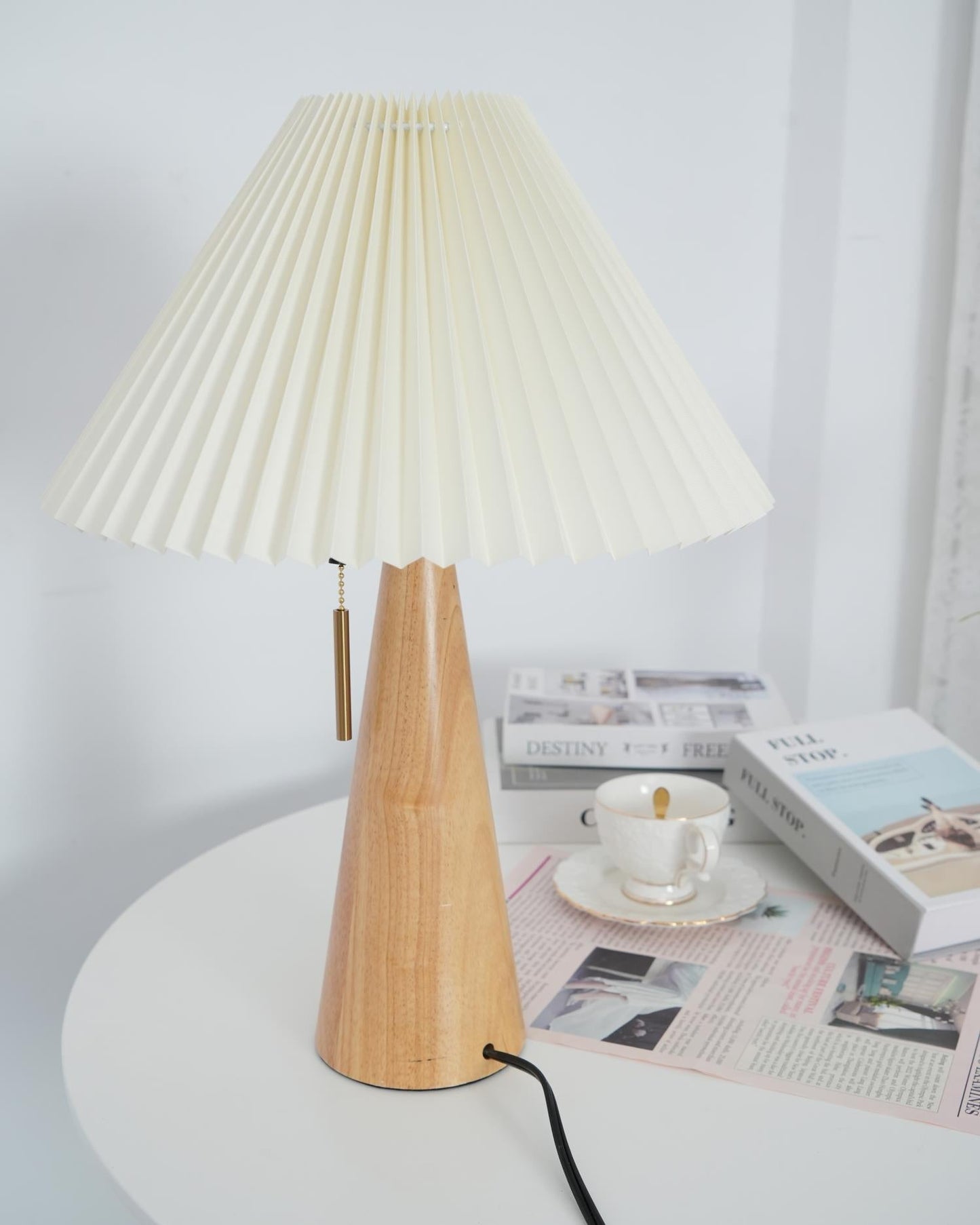 Avelena | AntiqueRadiance – Elegante Holz- und Metalltischlampe
