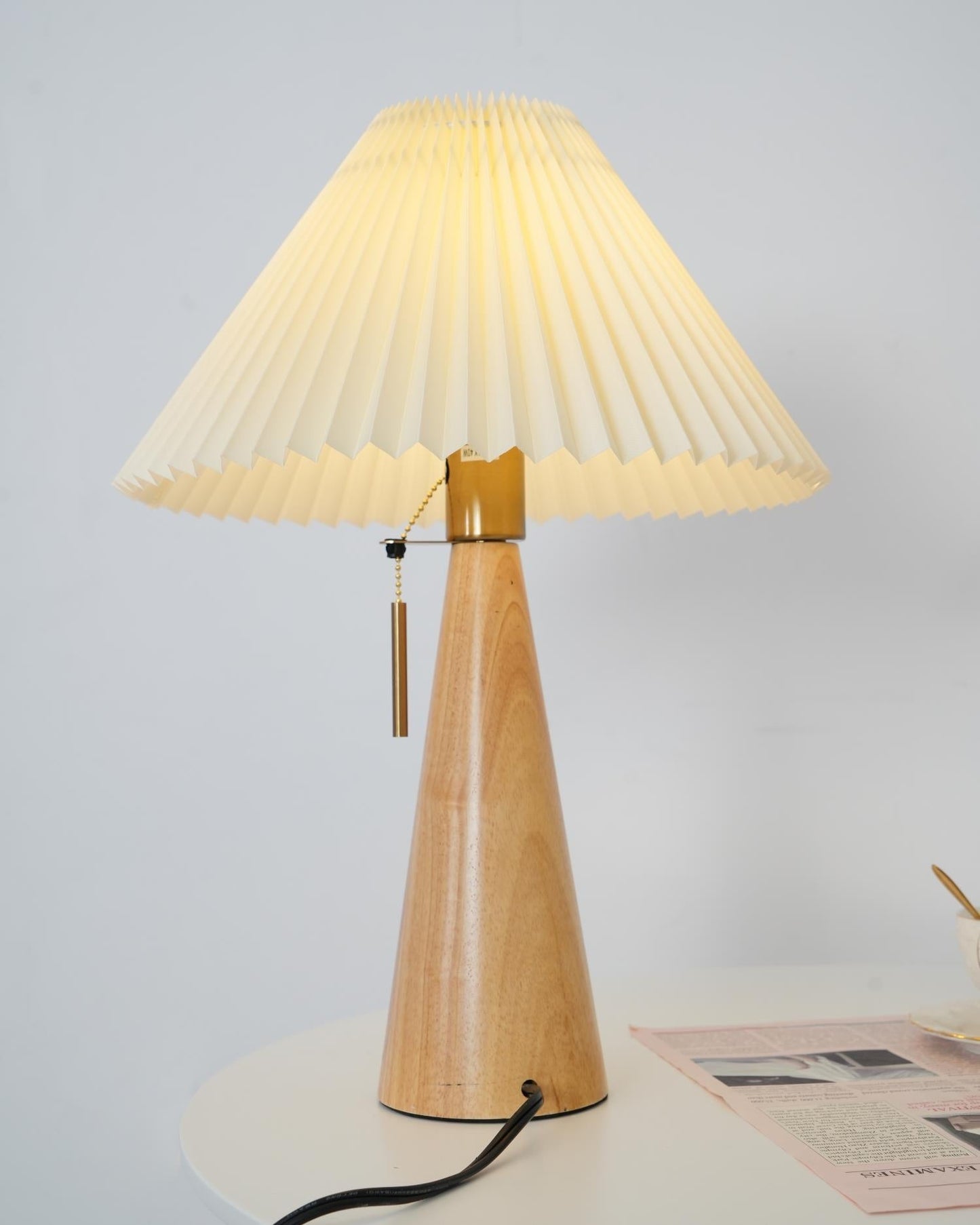 Avelena | AntiqueRadiance – Elegante Holz- und Metalltischlampe