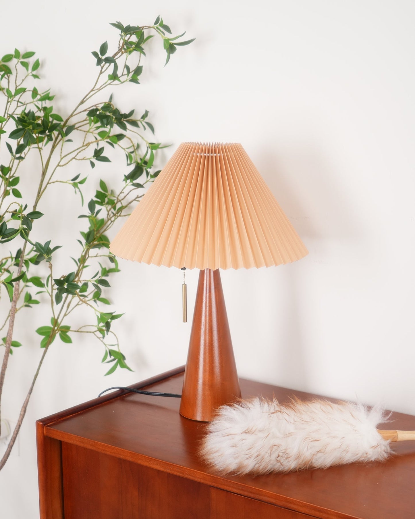 Avelena | AntiqueRadiance – Elegante Holz- und Metalltischlampe