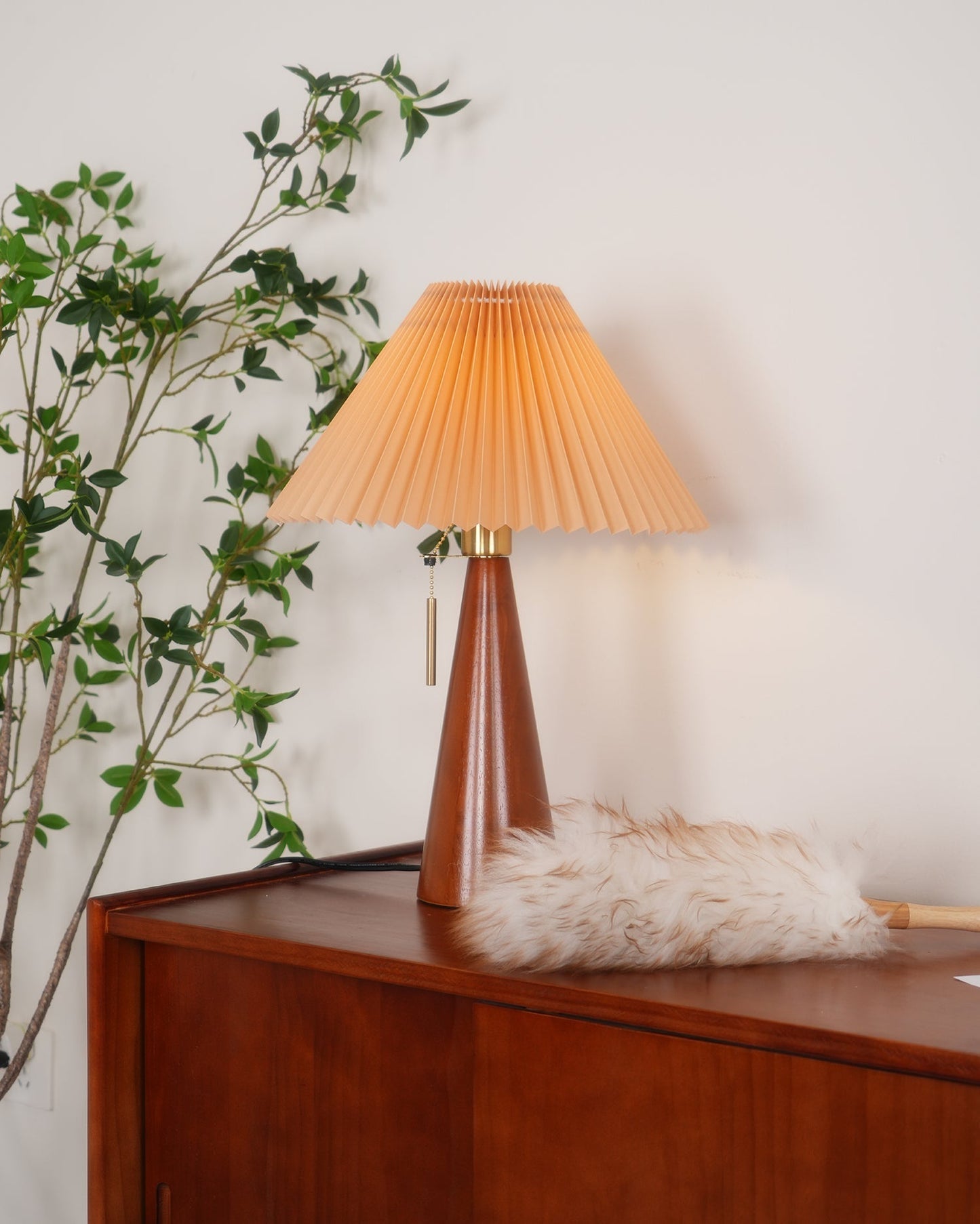 Avelena | AntiqueRadiance – Elegante Holz- und Metalltischlampe