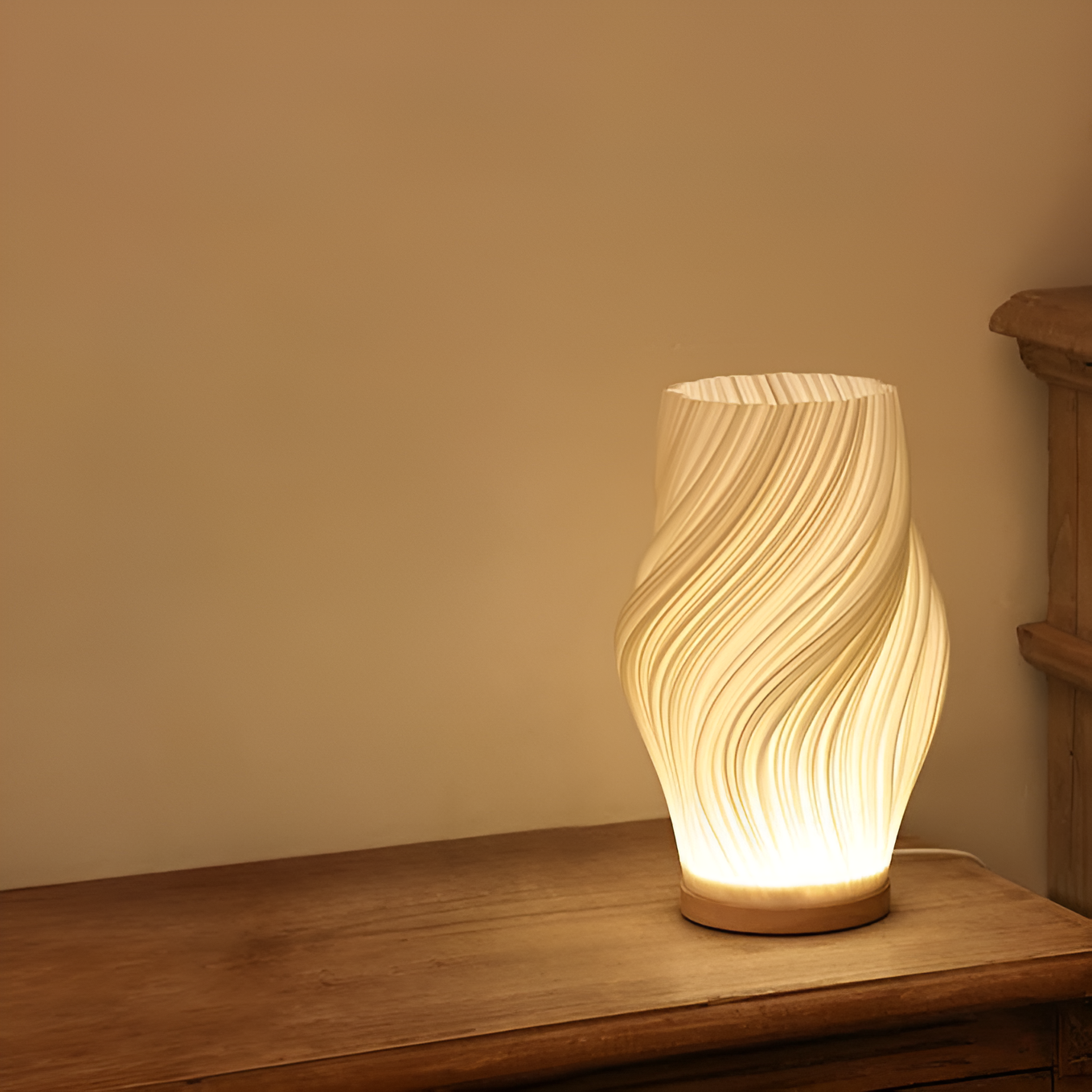Avelena | DreamWave - Moderne cremefarbene 3D-Wellenlampe mit elegantem Metallsockel