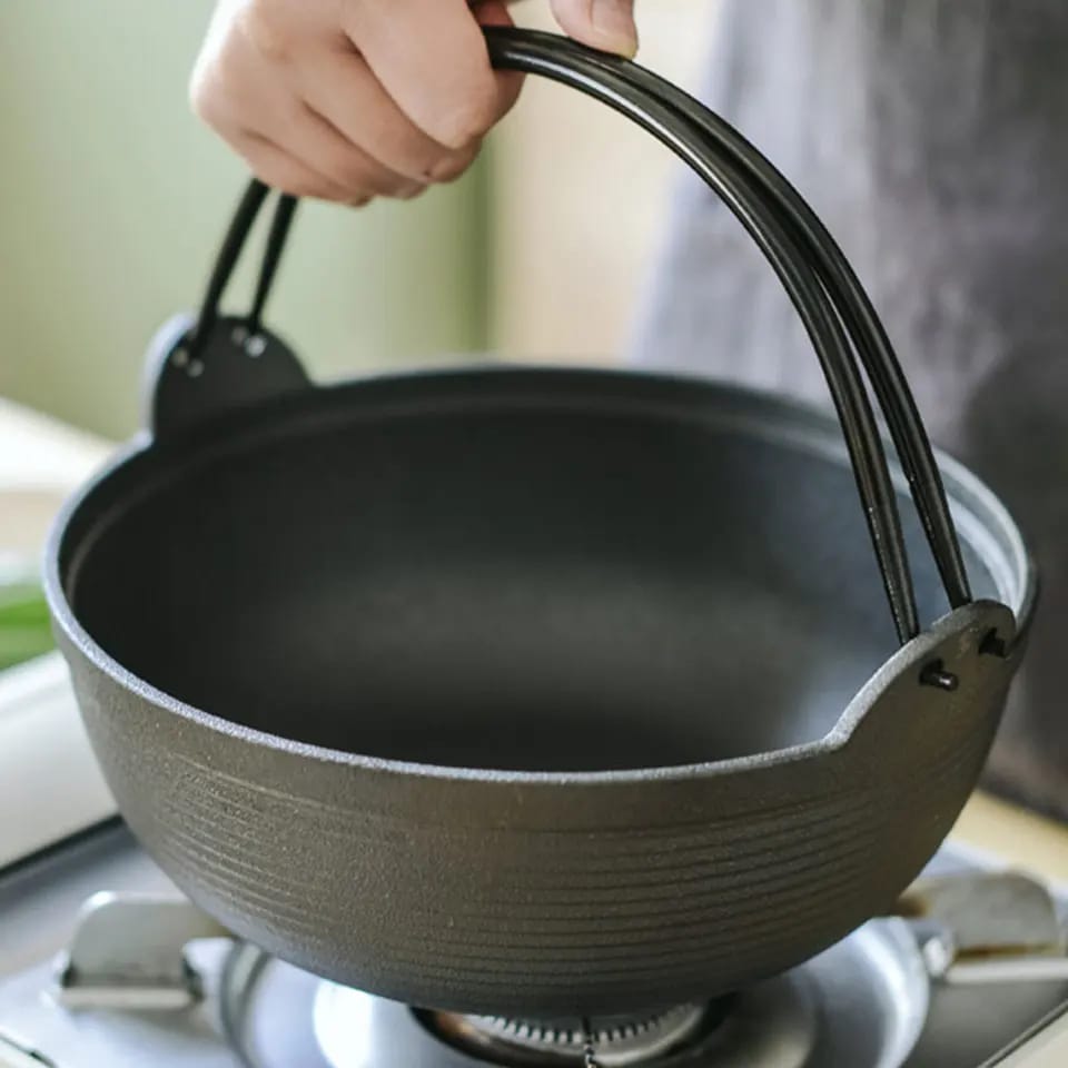 Avelena | Vorgewürzter reiner Gusseisen-Wok mit flachem Boden und Holzdeckel