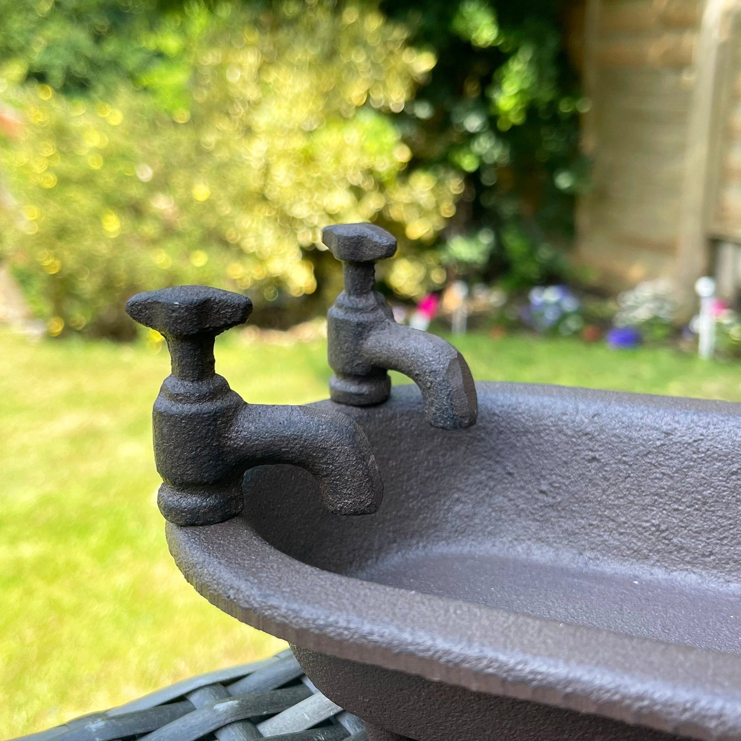 Avelena | Bath Tub Cast Iron Garden Bird Feeder