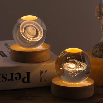Avelena | AstroGlobe 3D Lampe – Spherical Holz Tischlampe mit warmem LED Licht und Planetendesign