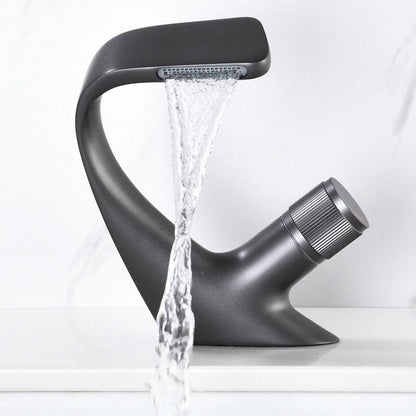 Avelena | AQUACASCADE Waschbeckenarmatur – Moderner Wasserfall Badezimmermischer aus massivem Messing