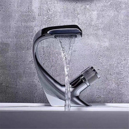 Avelena | AQUACASCADE Waschbeckenarmatur – Moderner Wasserfall Badezimmermischer aus massivem Messing