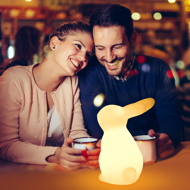 Avelena | Zeitgenössische kreative Rabbit PE LED Tischlampe für das Schlafzimmer
