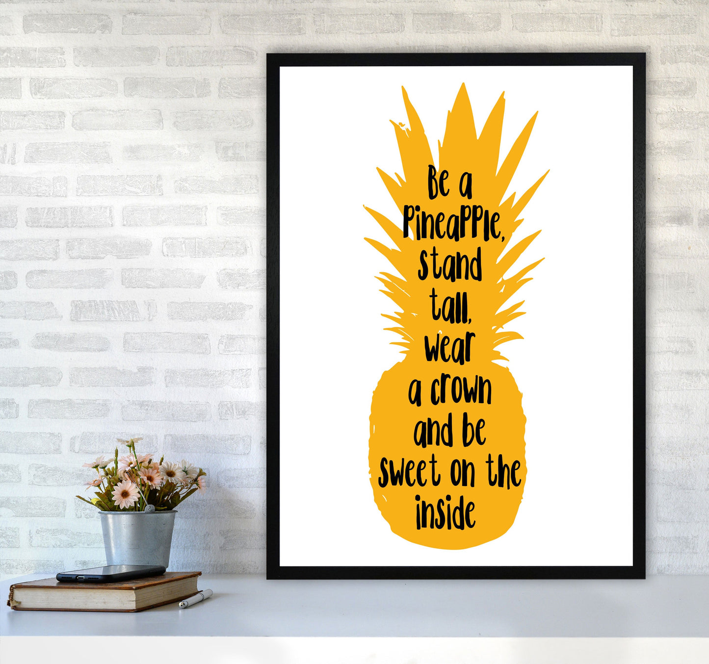 Avelena | Sei eine Ananas Gelber Rahmen Typografie Wandkunst Druck