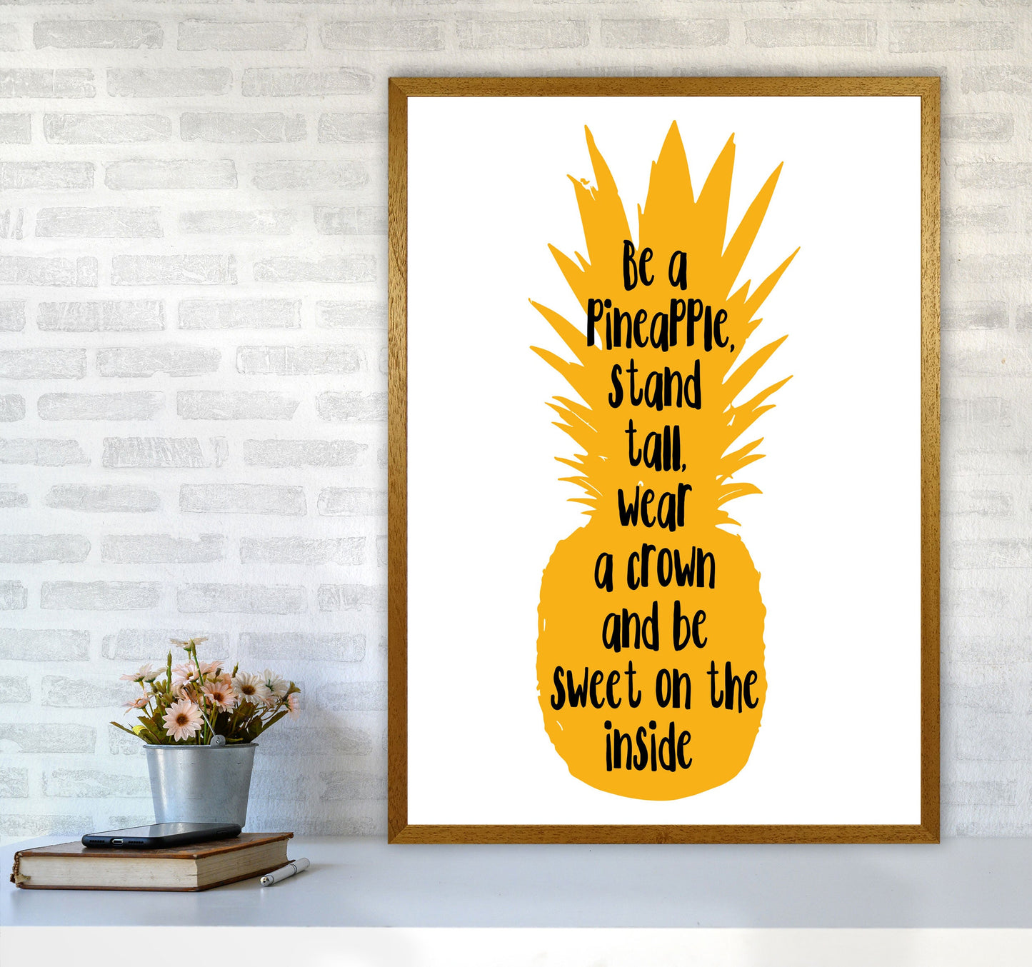 Avelena | Sei eine Ananas Gelber Rahmen Typografie Wandkunst Druck