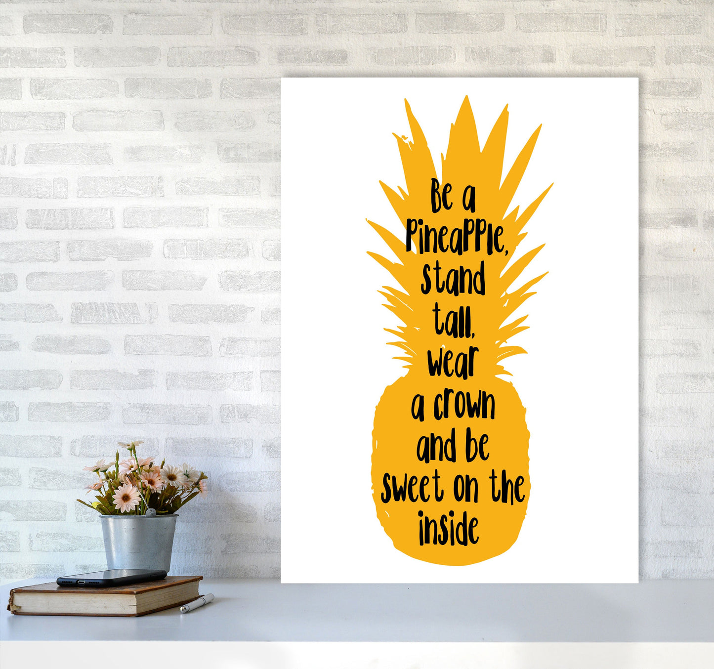 Avelena | Sei eine Ananas Gelber Rahmen Typografie Wandkunst Druck