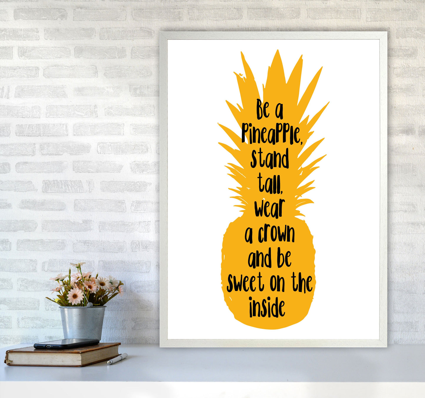 Avelena | Sei eine Ananas Gelber Rahmen Typografie Wandkunst Druck