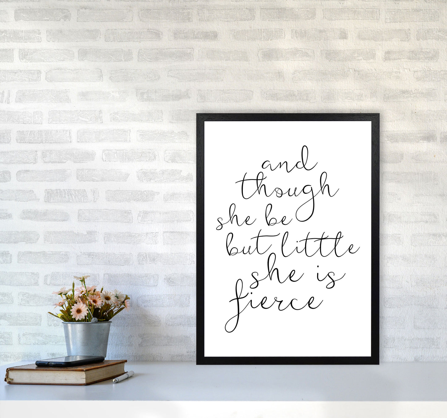Avelena | Und auch wenn sie nur klein ist, ist sie wild Schwarze Typografie Wandkunst Druck