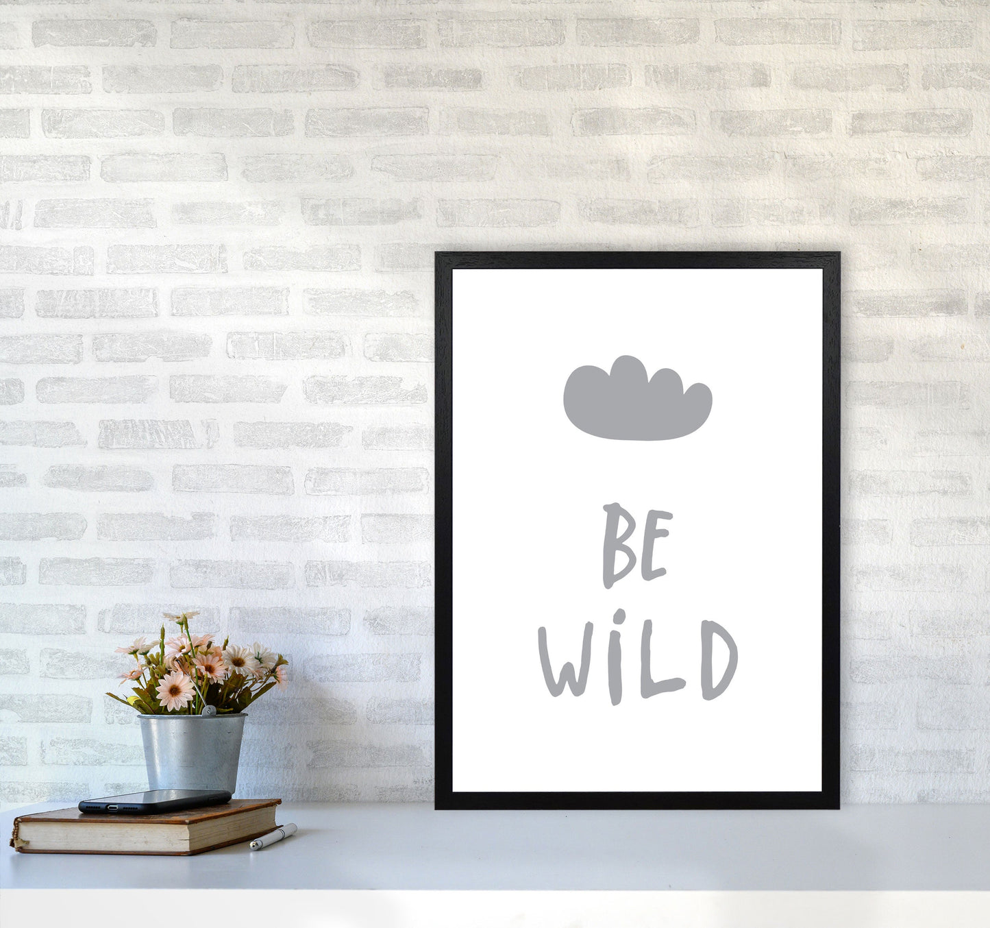 Avelena | Be Wild Grauer Rahmen Typografie Wandkunst Druck