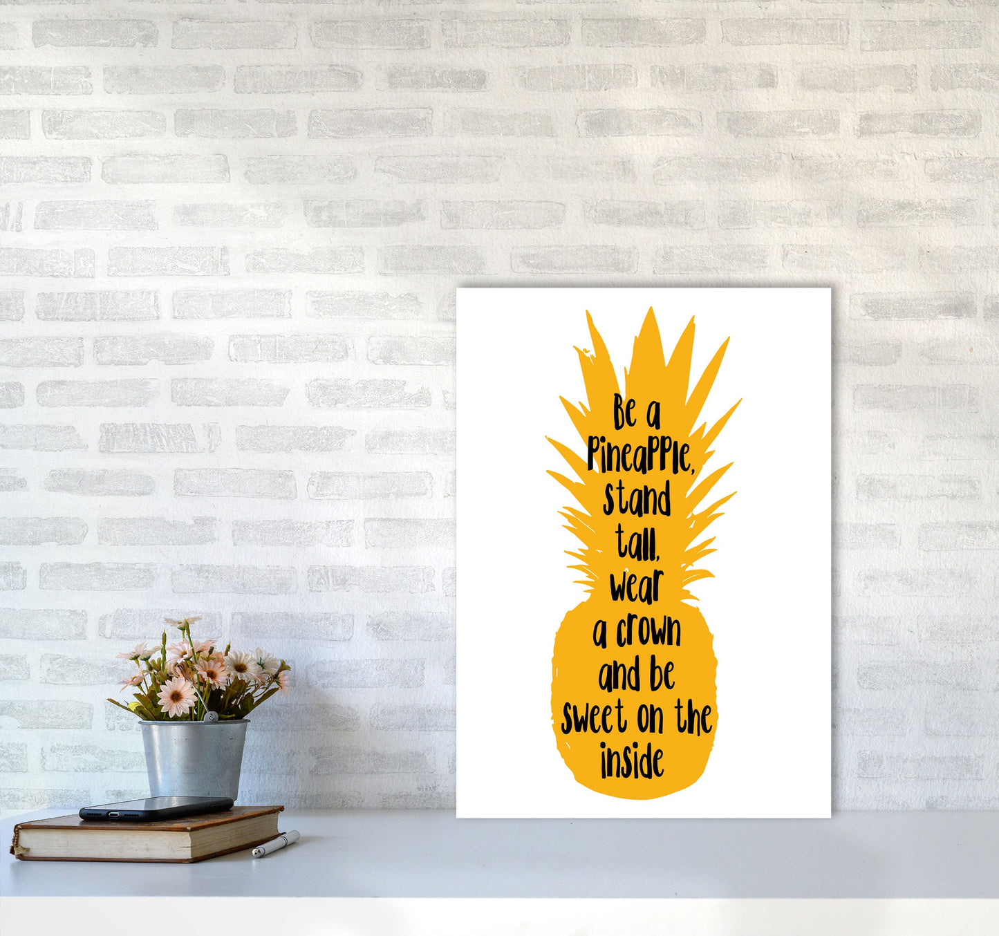 Avelena | Sei eine Ananas Gelber Rahmen Typografie Wandkunst Druck