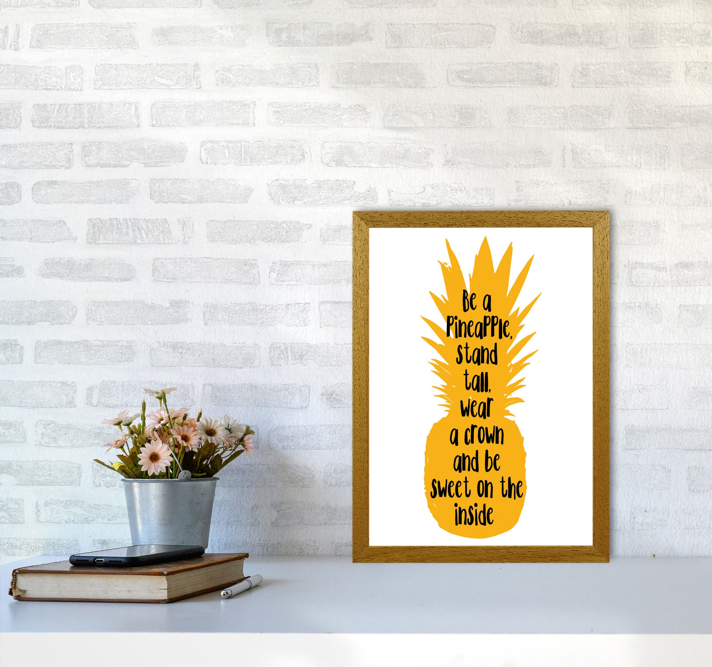 Avelena | Sei eine Ananas Gelber Rahmen Typografie Wandkunst Druck
