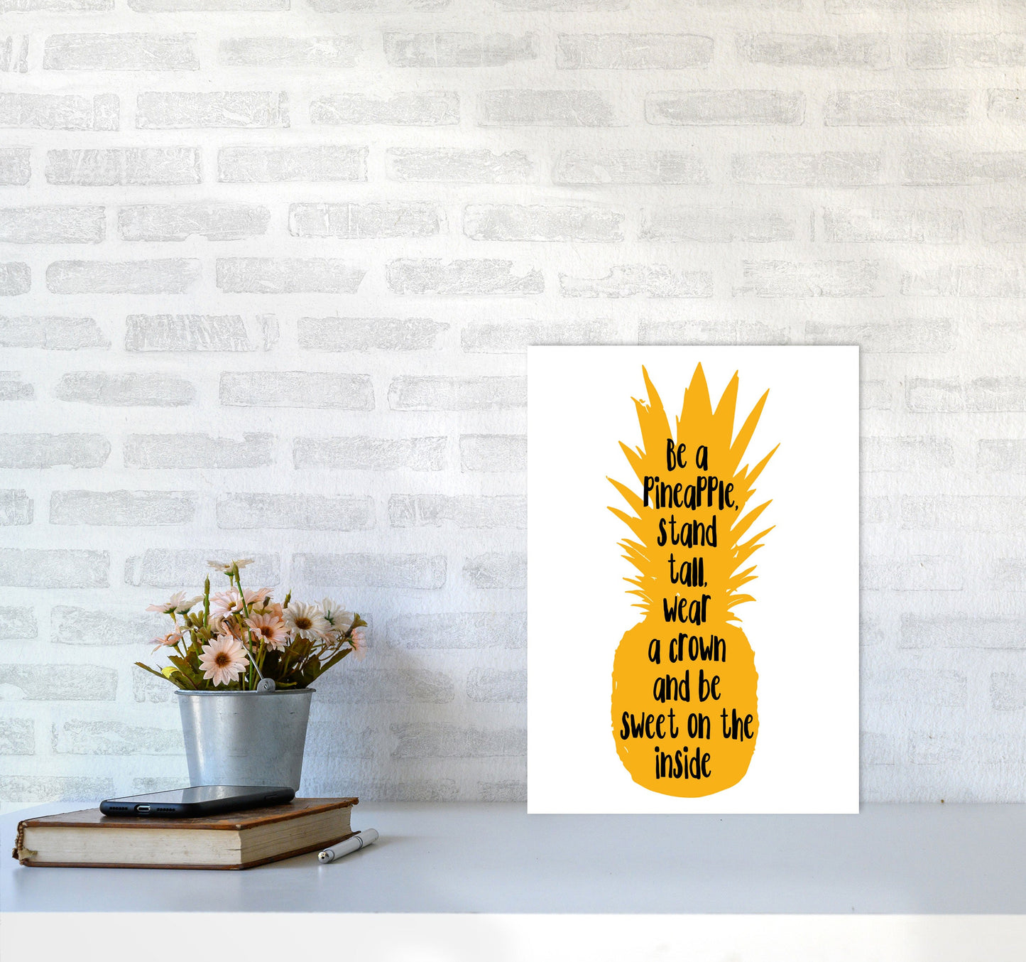 Avelena | Sei eine Ananas Gelber Rahmen Typografie Wandkunst Druck