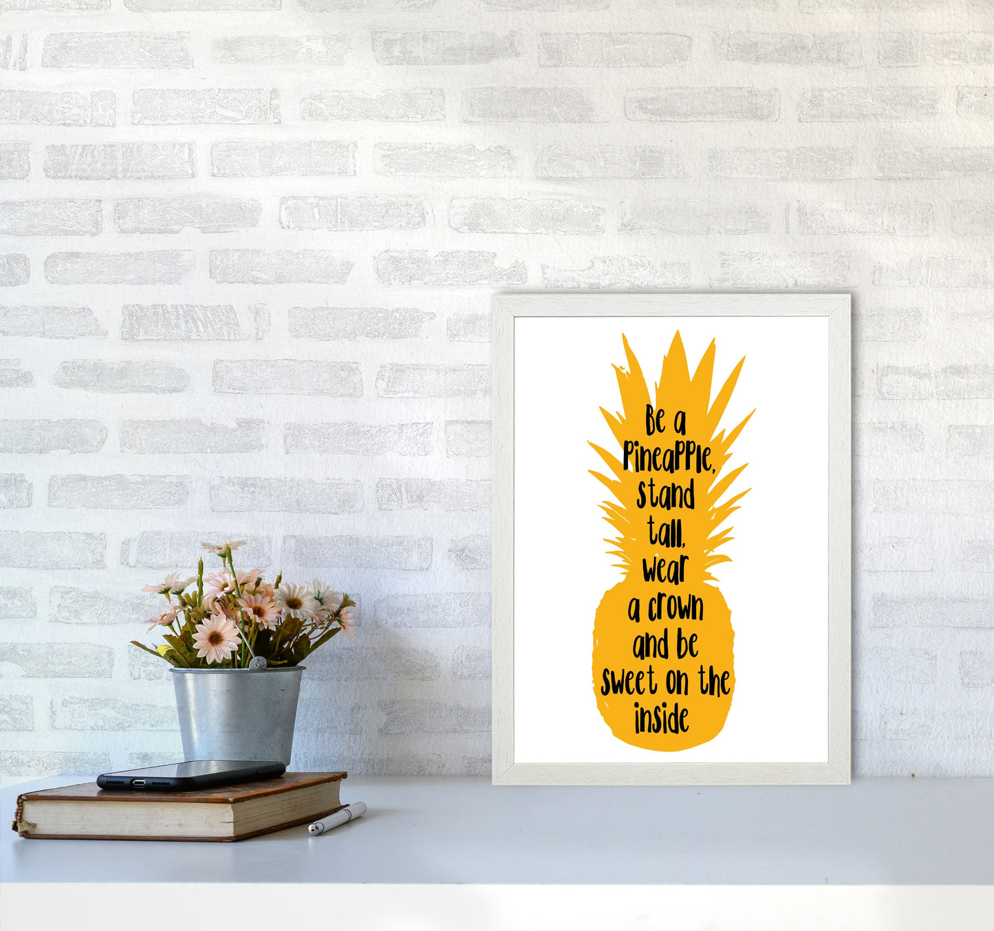 Avelena | Sei eine Ananas Gelber Rahmen Typografie Wandkunst Druck