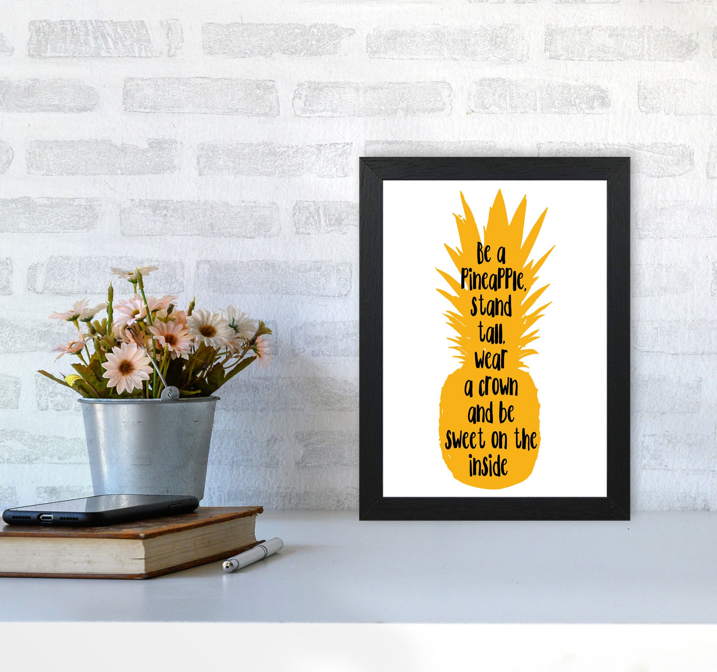 Avelena | Sei eine Ananas Gelber Rahmen Typografie Wandkunst Druck