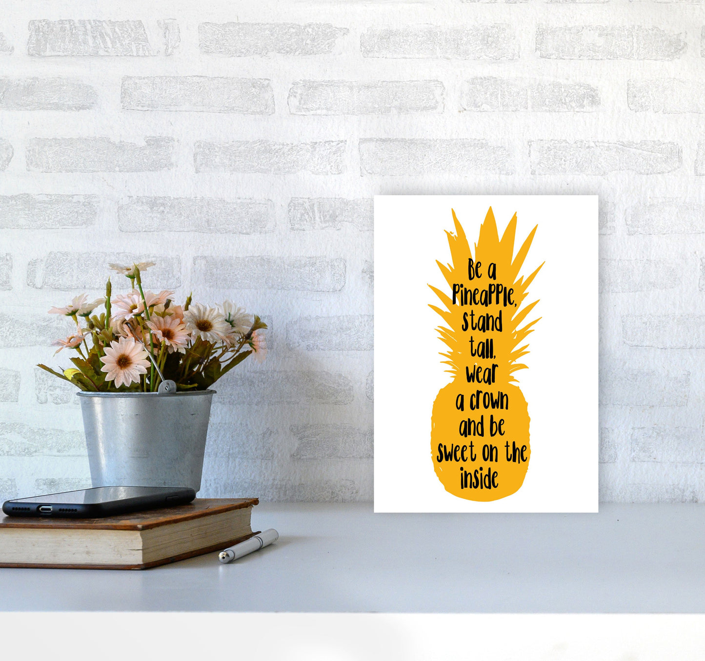 Avelena | Sei eine Ananas Gelber Rahmen Typografie Wandkunst Druck