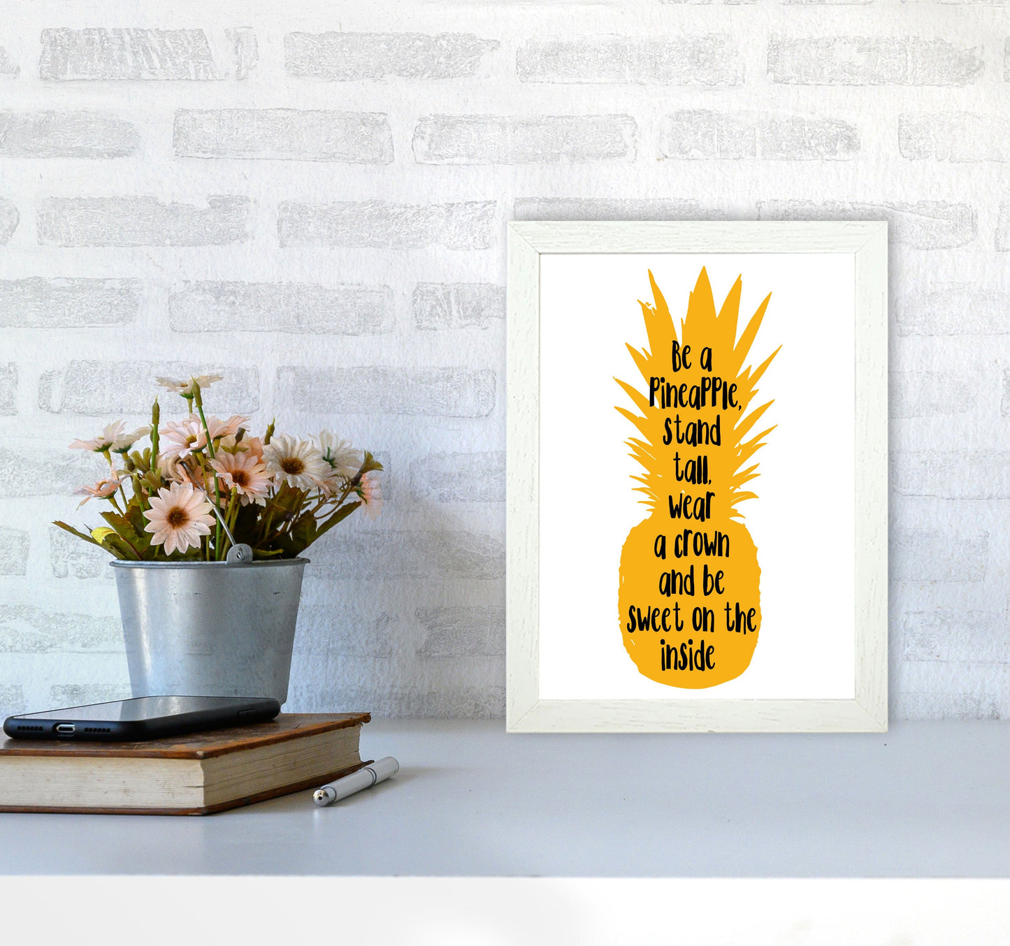 Avelena | Sei eine Ananas Gelber Rahmen Typografie Wandkunst Druck