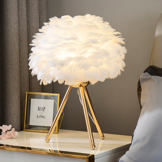 Avelena | Romantische Feder Tischlampe Moderne Nachttischlampe Wohnzimmer Kaffeehaus Dekoration Hochzeit Weihnachtsgeschenk Straußfeder Licht