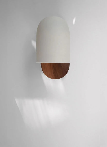 Avelena | TimberSoul – Wabi-Sabi Walnuss Wandleuchte für natürliche Atmosphäre