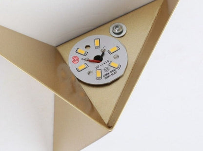 Avelena | Dreieckige Wandlampe – Minimalistisches Design