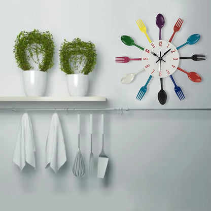 Avelena | Mehrfarbiges Besteck Wanduhren Design