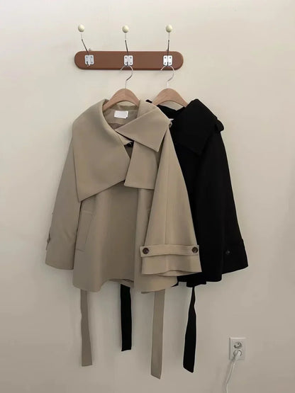 Eleganter Khaki-Umlege-Trenchcoat mit Gürtel