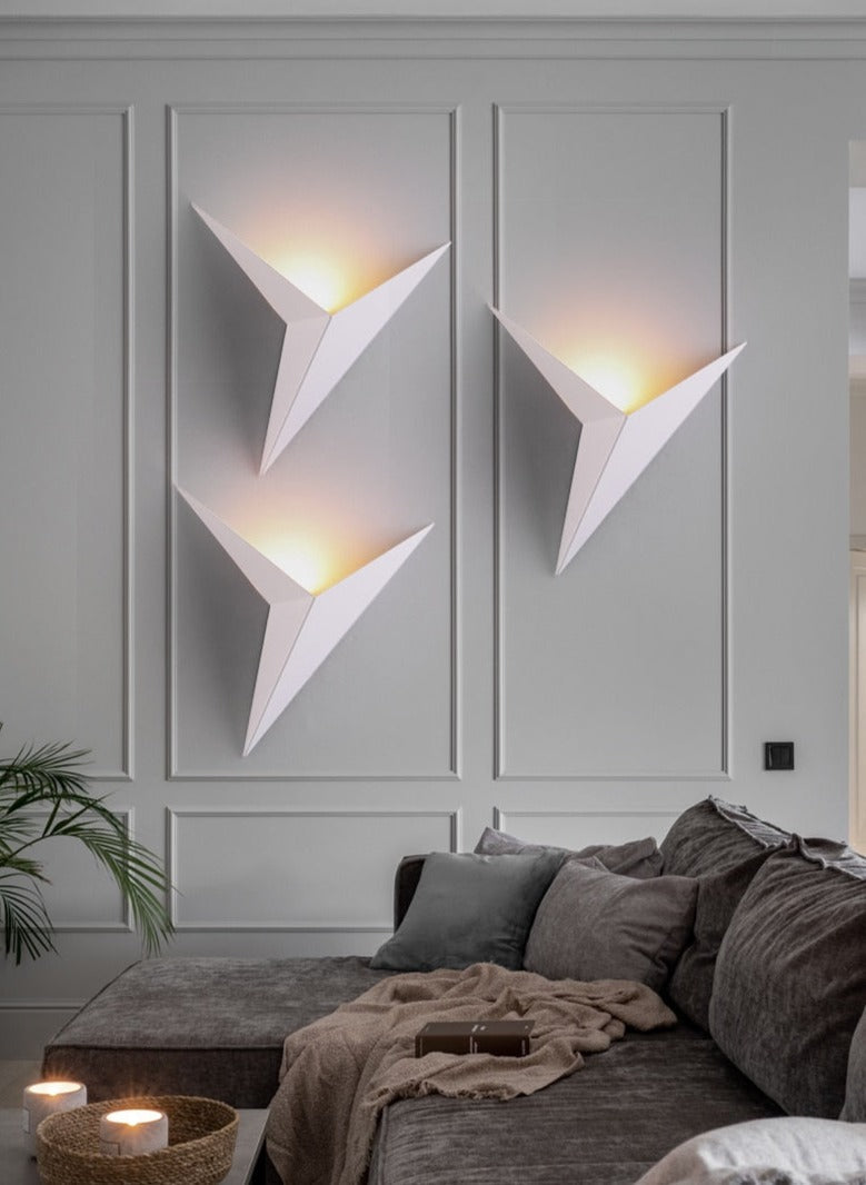 Avelena | TriGlow – Dreieckige Wandlampe für schlanke, moderne Beleuchtung
