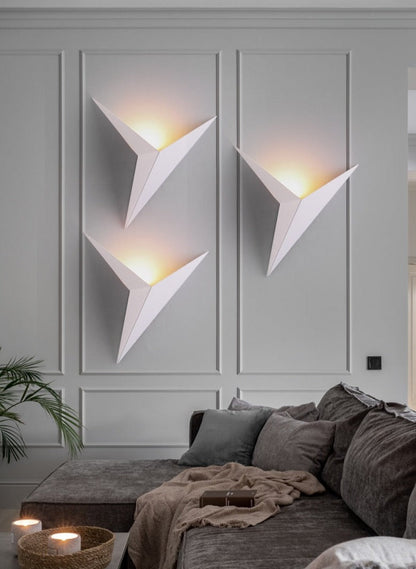 Avelena | TriGlow – Dreieckige Wandlampe für schlanke, moderne Beleuchtung