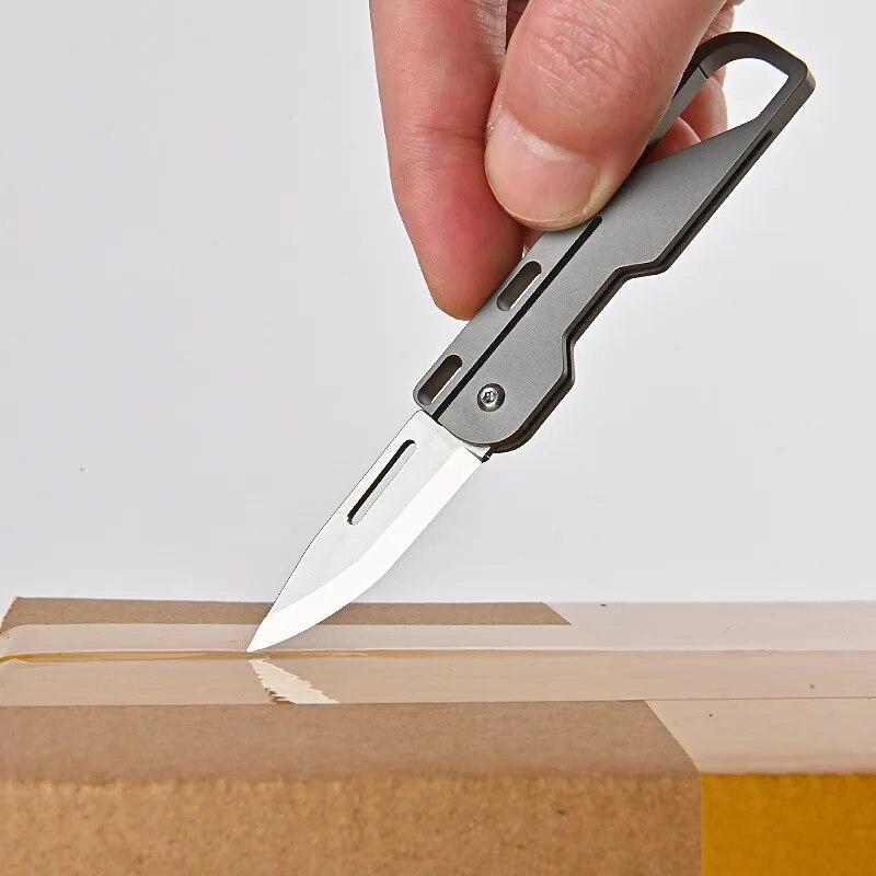 Avelena | Kompakt und leistungsstark: Mgs Titanlegierung Mini-Faltmesser mit hochfestem D2-Klinge – Ein Schlüsselanhänger Taschenmesser für Outdoor EDC und Selbstverteidigung